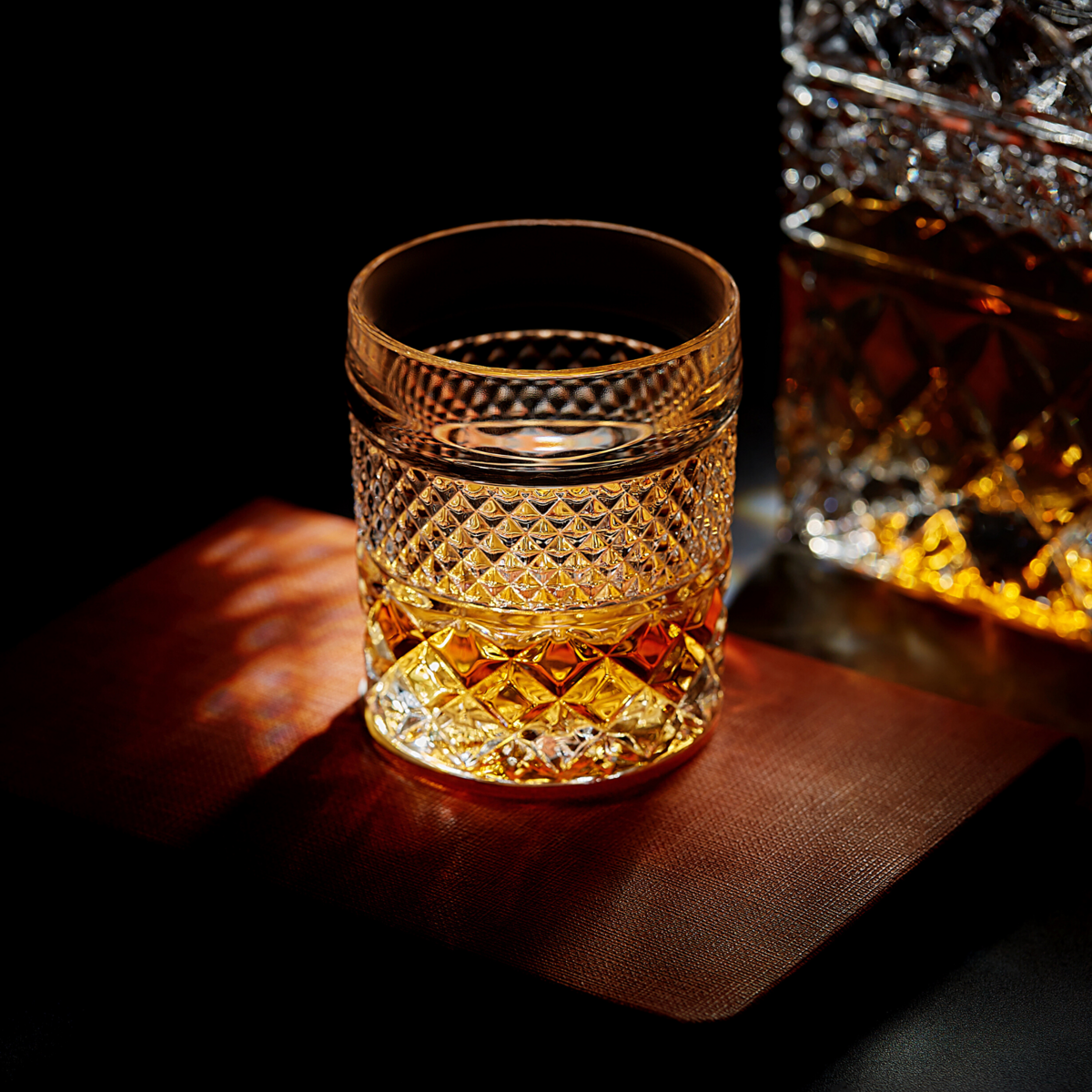 Whiskey Dekanter Geschenkset mit 4 Gläsern & Granit Kühlsteinen 650 ml
