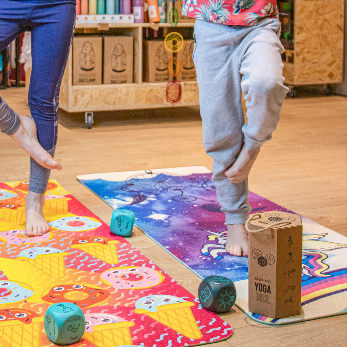 Myga Kinder Yogamatte | Rutschfest & Leichtes Gewicht | 6 mm Dicke | Ideal für Yoga, Bewegung, Spaß & Spiele | 150 cm x 55 cm | Inkl. Yoga-Posen auf Rückseite