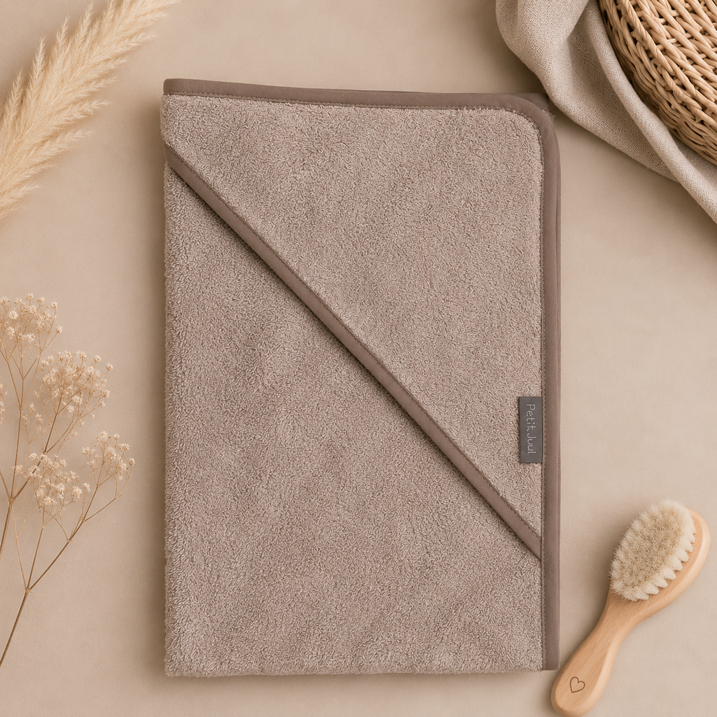 Petit Juul Badeumhang Taupe – weicher Bambus-Frottee Umhang 75 × 75 cm