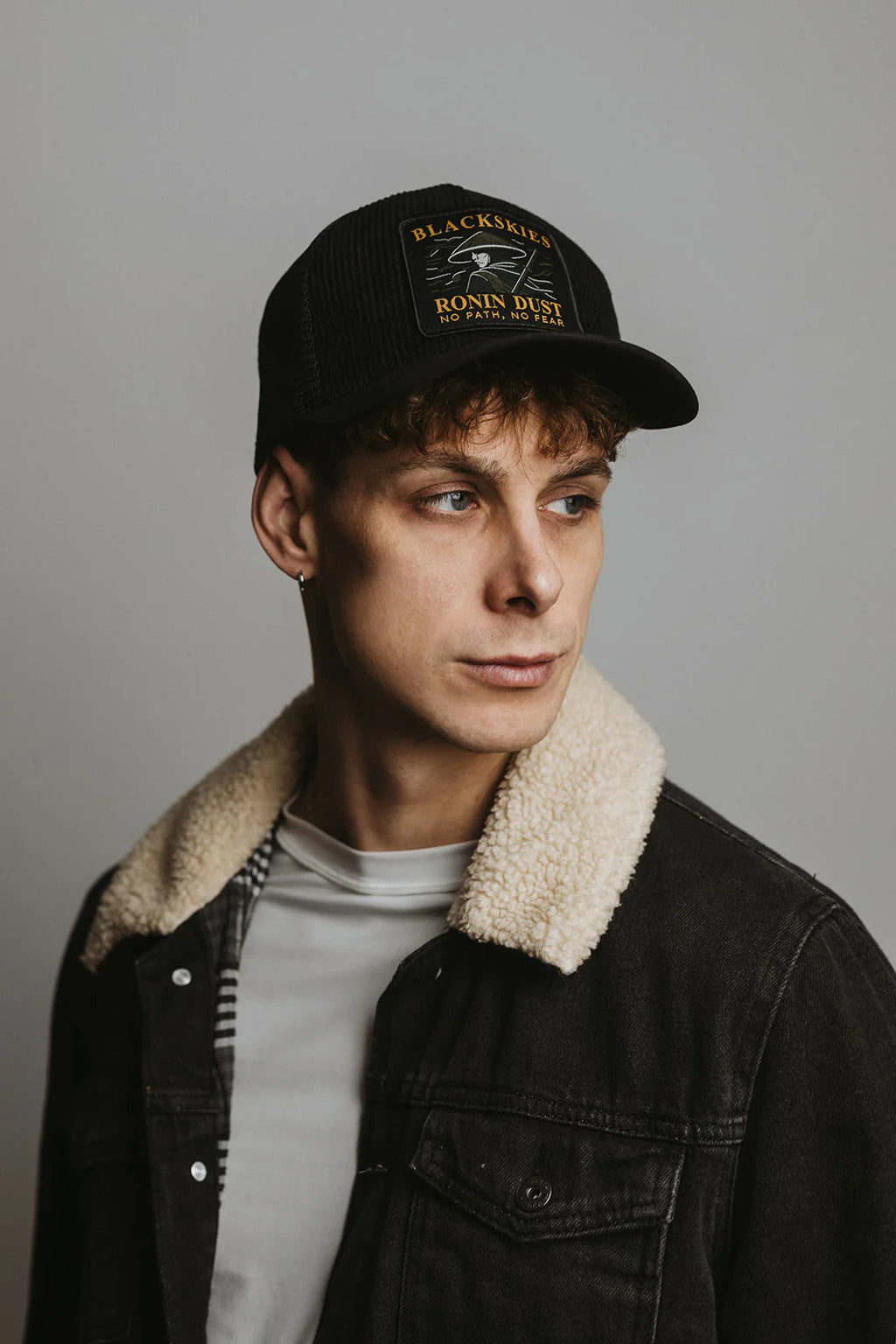 Ronin Dust Trucker Cap – Streetwear Cap mit Samurai-inspiriertem Design