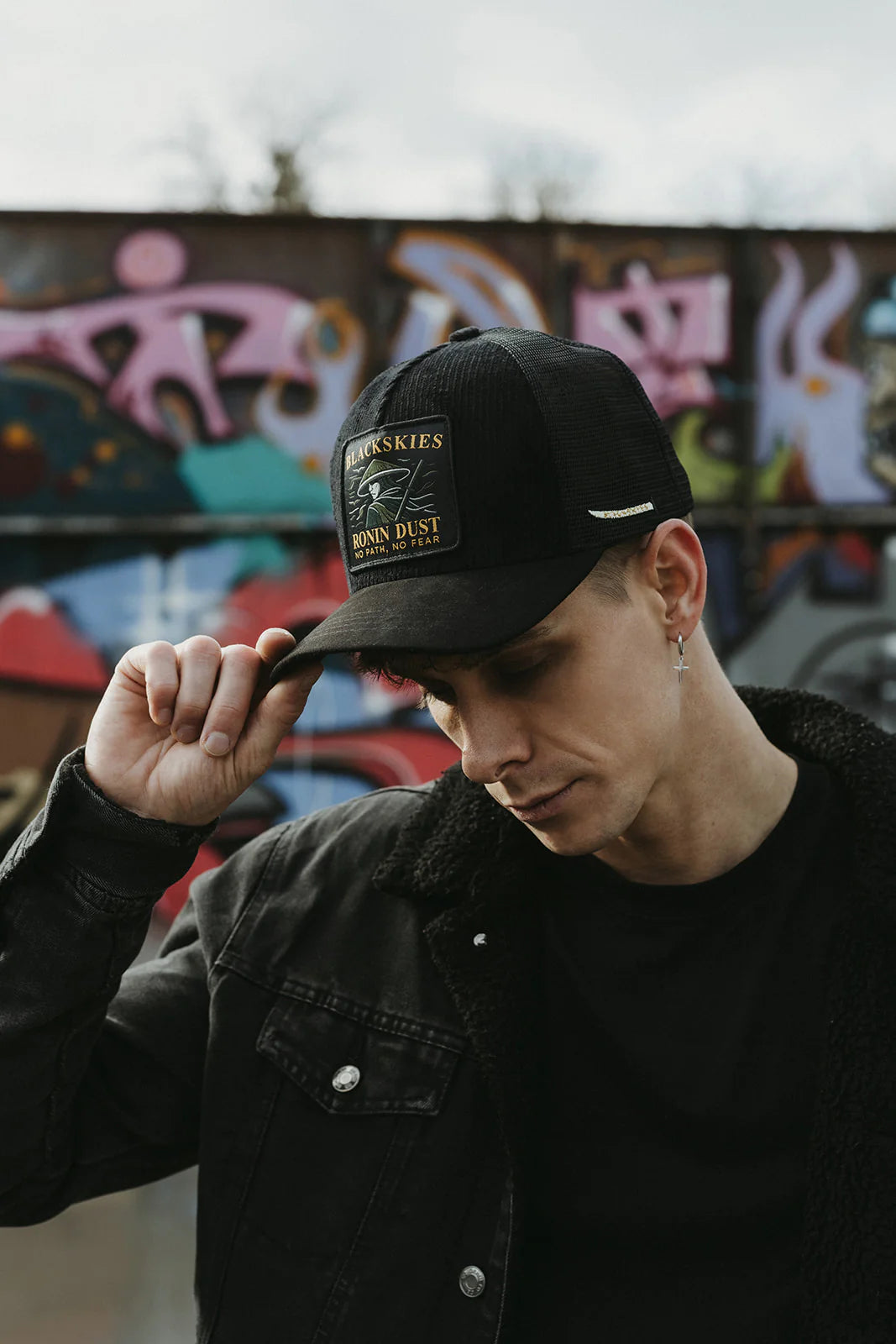 Ronin Dust Trucker Cap – Streetwear Cap mit Samurai-inspiriertem Design