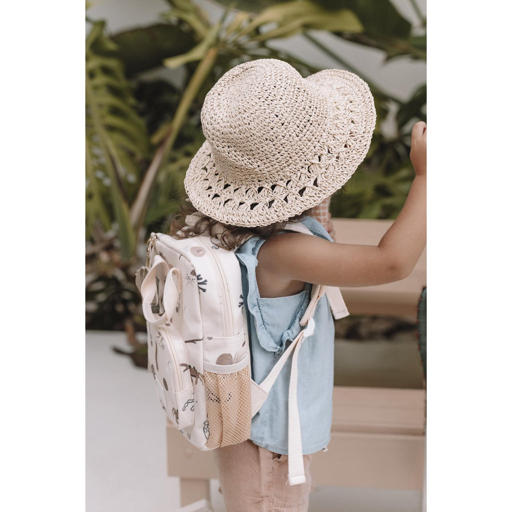 Play & Store Mini-Rucksack Weiß – Kinderrucksack mit Brustgurt & Flaschenfach.