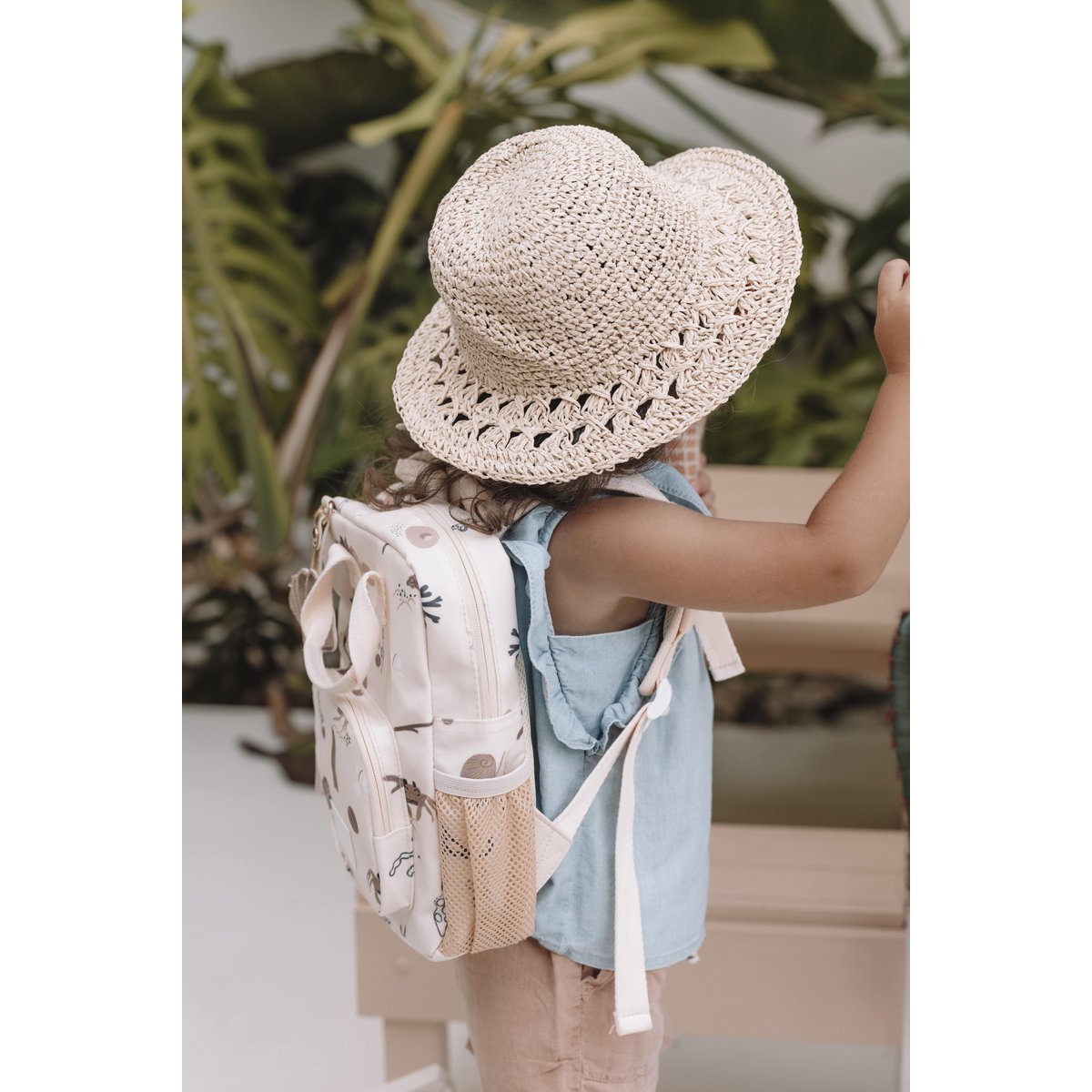 Play & Store Mini-Rucksack Weiß – Kinderrucksack mit Brustgurt & Flaschenfach.