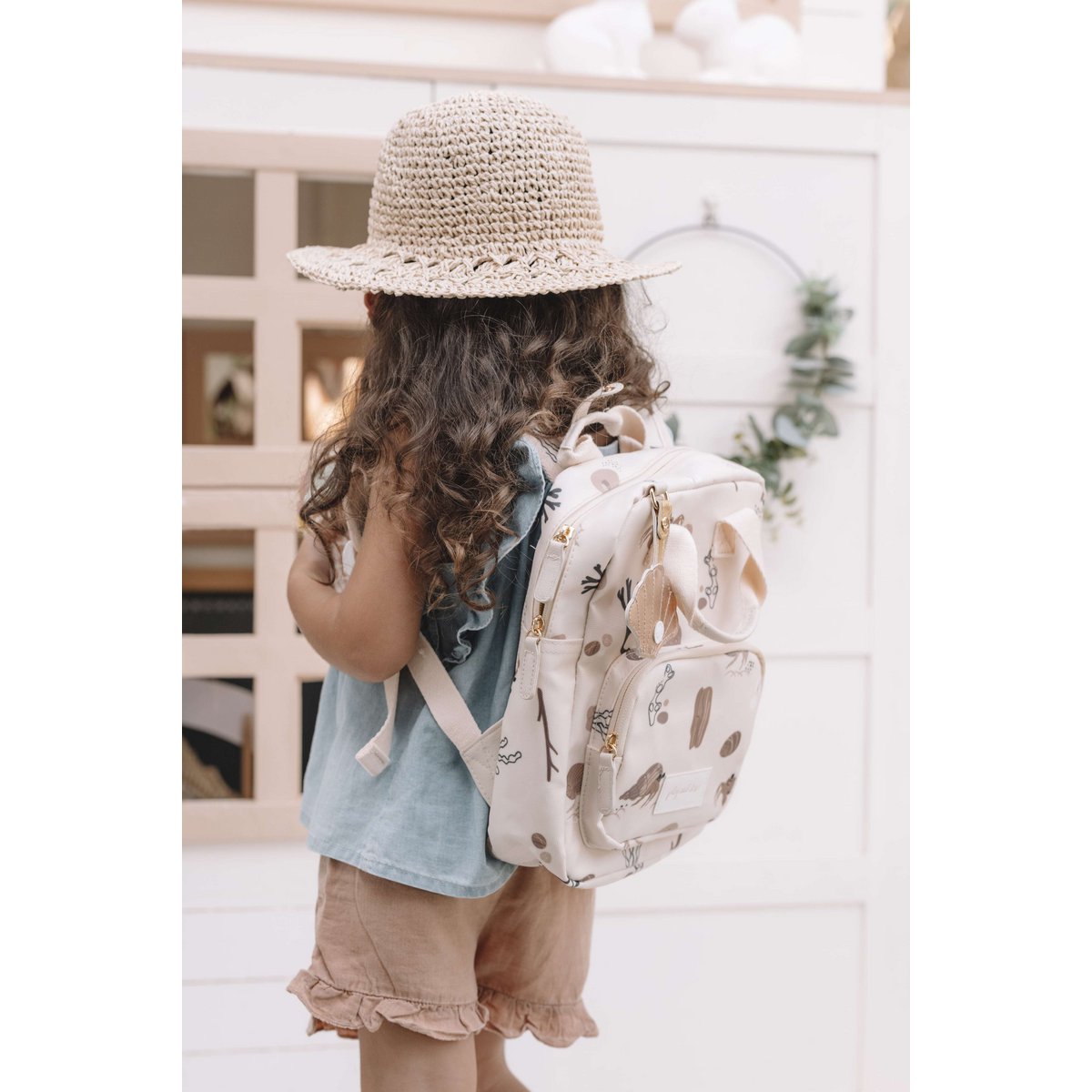 Play & Store Mini-Rucksack Weiß – Kinderrucksack mit Brustgurt & Flaschenfach.