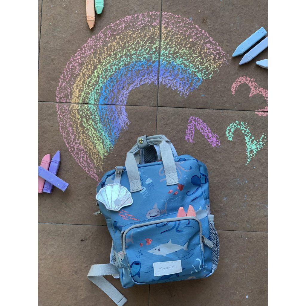 Play & Store Mini-Rucksack Weiß – Kinderrucksack mit Brustgurt & Flaschenfach.