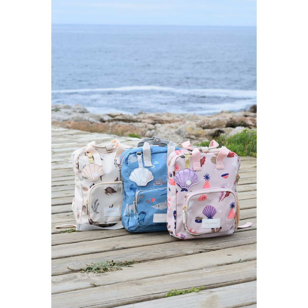Play & Store Mini-Rucksack Weiß – Kinderrucksack mit Brustgurt & Flaschenfach.