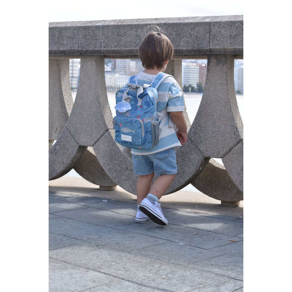 Play & Store Mini-Rucksack Weiß – Kinderrucksack mit Brustgurt & Flaschenfach.