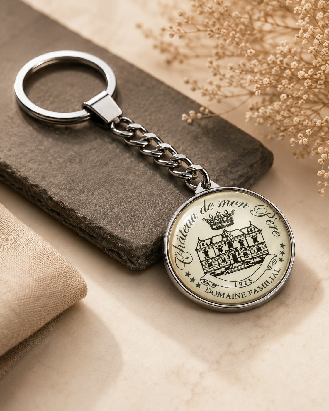 Vintage Schlüsselanhänger mit französischem Motiv – Château & Normandie Design