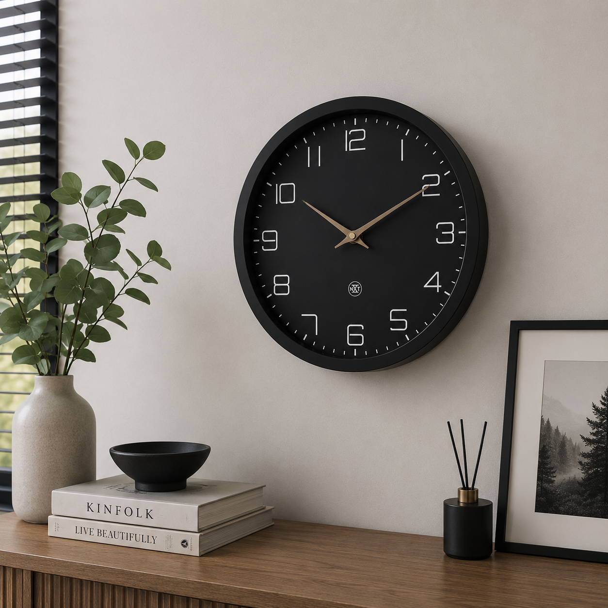 nXt ECO Wanduhr 30 cm Schwarz – moderne minimalistische Uhr.