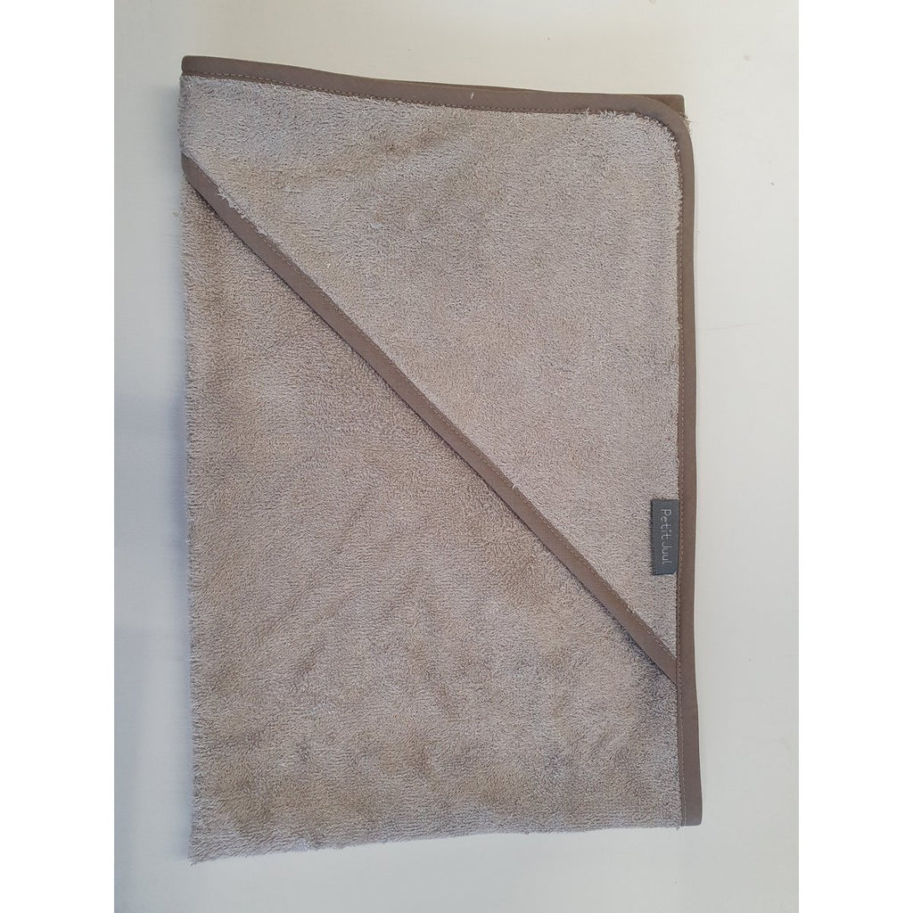 Petit Juul Badeumhang Taupe – weicher Bambus-Frottee Umhang 75 × 75 cm