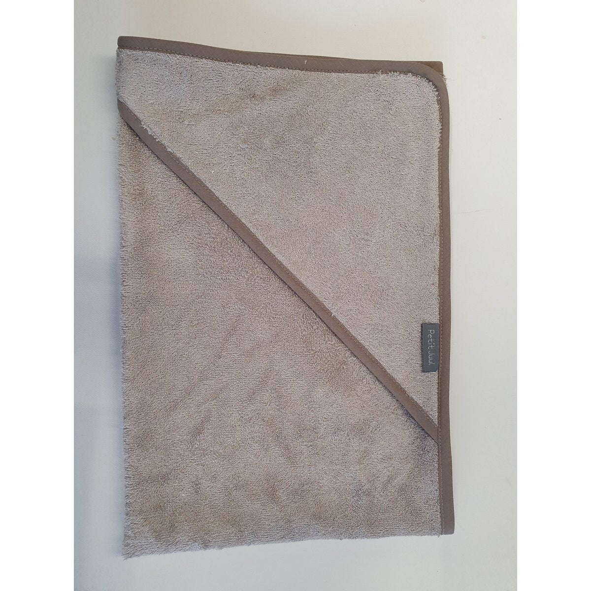 Petit Juul Badeumhang Taupe – weicher Bambus-Frottee Umhang 75 × 75 cm